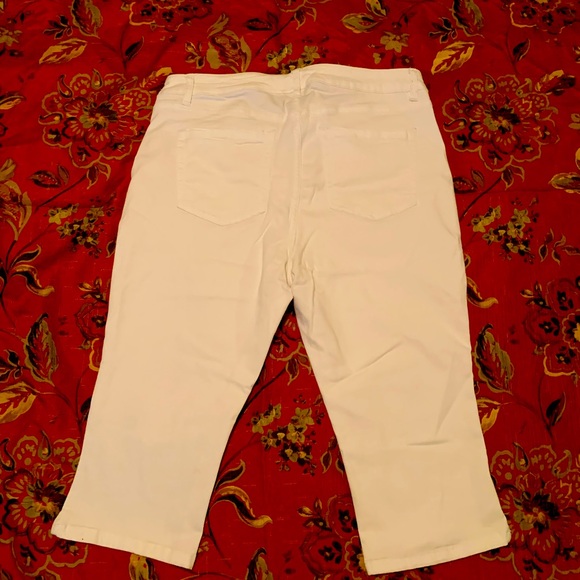 Lane Bryant Skinny Pedal/Capri Jeans. Never been worn. Size 16 Solid White - Picture 2 of 6